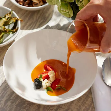 伊卡斯大洋洲度假村 5* 尼亚·蒙达尼亚